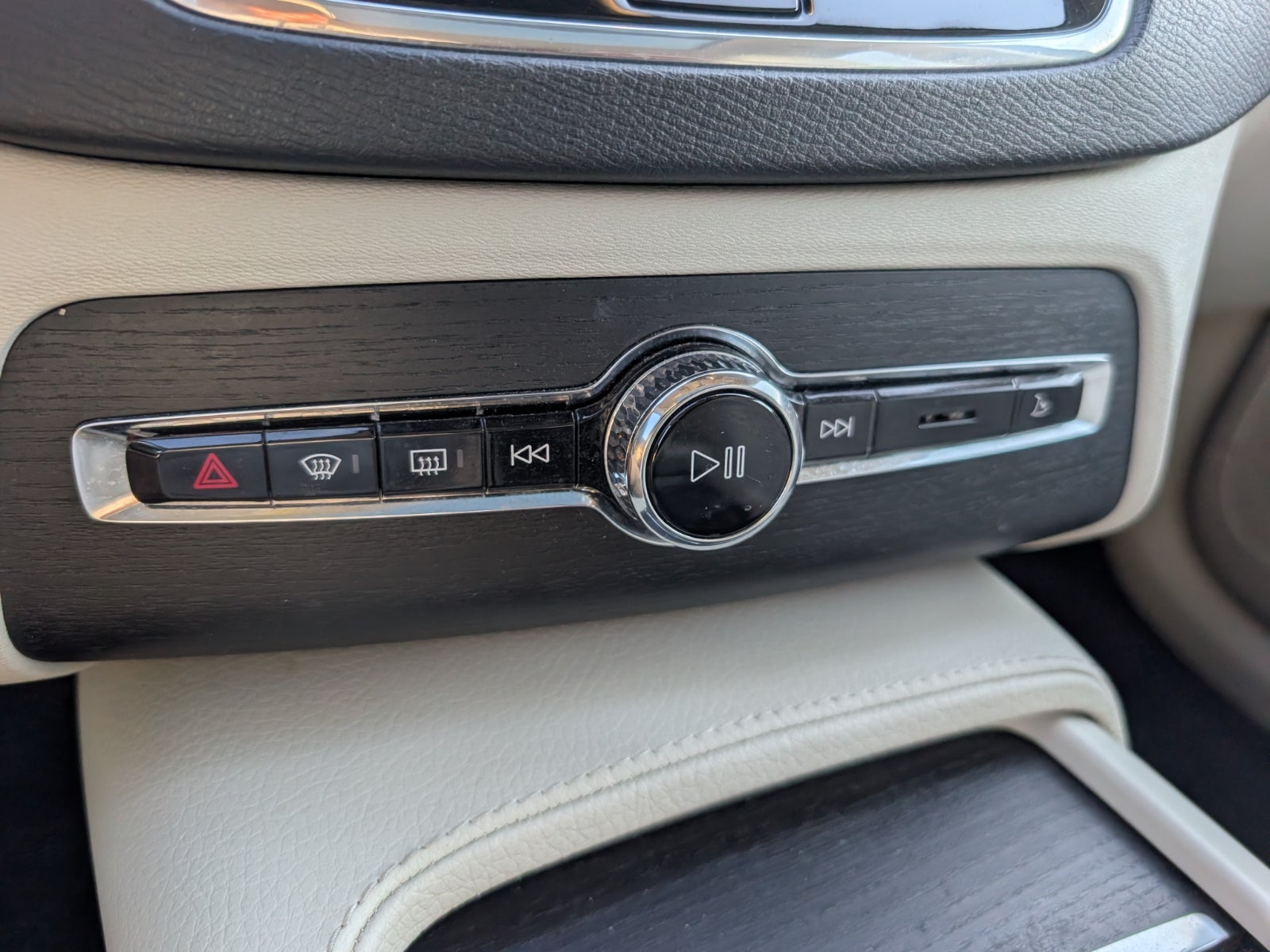 2020 Volvo XC90 Momentum