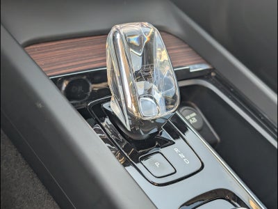 2023 Volvo XC60 Recharge Plug-In Hyb Ultimate Dark Theme